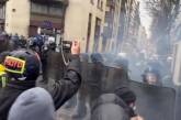 В Париже антиковидный протест разогнали слезоточивым газом (видео)