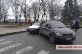 В Николаеве возле горсовета столкнулись «Опель» и ВАЗ