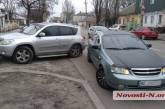 В центре Николаева «Шевроле» врезался в припаркованную «Тойоту»