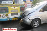 В Вознесенске столкнулись городской автобус и Mercedes