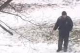 Киевлянин выгуливал на поводке голубя (видео)