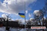 В Николаеве из-за штормового ветра спустили гигантский флаг