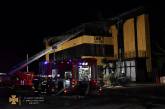 Ночью в Николаеве горел ресторан Daily Sport: причина пожара устанавливается (видео)