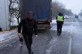 На трассе Николаевской области патрульные с водителями вытащили грузовик из кювета