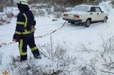 В Николаевской области спасатели достали из грязи застрявший ВАЗ