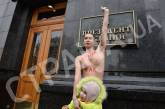 Активистка Femen с ребенком устроила акцию под Офисом президента