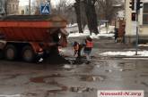 «Ремонт по-николаевски»: асфальт укладывают прямо в лужи (видео)