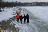 В Николаеве спасатели во время рейда обнаружили двух человек, гулявших по тонкому льду посреди реки