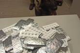 В Борисполе собака помогла пограничникам найти почти 2000 наркотических таблеток