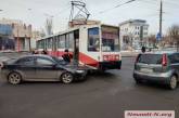 В центре Николаева девушка на «Мицубиси» въехала в трамвай