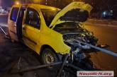 Металлический отбойник пробил насквозь «Рено» перед мостом в Николаеве