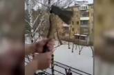 В Мариуполе тиктокер бросал с балкона топор ради просмотров