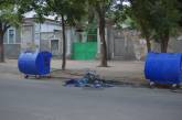 В Николаеве жители «проверяют» мусорные контейнеры на огнеупорность