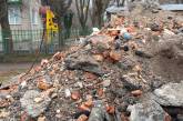 В Николаеве у детсада накопилась гора мусора, которую не вывозят уже 90 дней (фото)