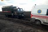 В Николаевской области скорая застряла в грязи: авто доставали спасатели