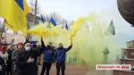 Во время митинга представители &laquo;Нацкорпуса&raquo; зажгли фаера, дым от которых временно окрасил площадь у памятника в цвета государственного флага &mdash; синий и желтый