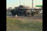 Подбитый танк и брошенные орудия: кадры с Антоновского моста под Херсоном (видео)
