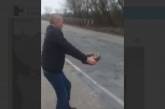 В Бердянске мужчина голыми руками перенес мину с дороги в лес (видео)
