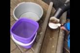 В Сумах после обстрелов жители собирают талую воду (видео)