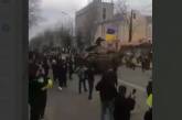 Военнослужащие РФ покинули центр Херсона: участники митинга водрузили на их БТР флаг Украины