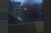 В Николаеве после обстрела возник пожар в многоэтажке (видео)