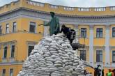 В Одессе памятник Дюку обложили мешками с песком
