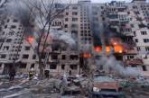 В Киеве снаряд попал в многоэтажку (фото)