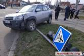 В центре Николаева микроавтобус протаранил «Хюндай»: кроссовер снес светофор, пострадала пассажирка
