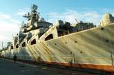 Ракетный крейсер «Москва» - флагман Черноморского флота России. Однотипный крейсер «Украина» ржавеет на заводе в Николаеве