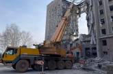 Ракетный удар по зданию Николаевской ОВА: под завалами остаются люди
