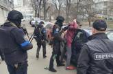 Житель Киевской области обманывал беженцев: вместо жилья давал «приют» на кладбище (видео)