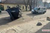 В центре Николаева микроавтобус «Пежо» перевернул «Субару»