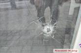 Ракетный обстрел Николаева: осколки побили стекла окон и деревья (фото)