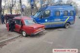 В центре Николаева микроавтобус полиции протаранил «Жигули»