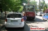 На Потемкинской припаркованный автомобиль вновь заблокировал движение трамваев ВИДЕО