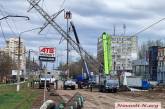 В Николаеве электроопора, поврежденная в результате артобстрела, нависла над улицей Космонавтов (фото, видео)