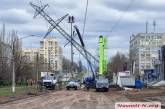 Электроопору, нависшую после обстрелов над проезжей частью в Николаеве, обещают поднять за два дня