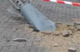 Последствия вчерашнего обстрела Николаева: часть ракеты застряла в асфальте