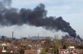 В Мариуполе над заводом «Азовсталь» поднимается столб черного дыма (фото)