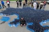 Одесситы собрали  для Николаева тонны воды: бутылки выставили в виде карты Украины (фото)