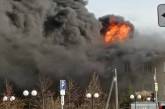 В Тюменской области РФ масштабно горит торговый центр (видео)