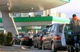 Крупнейшие сети АЗС Украины ограничили продажу топлива до 10 литров в сутки