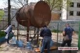 В центре Николаева управляющая компания пробурила скважину — набрать воды может любой желающий