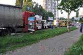  Неуправляемый грузовик врезался в колонну машин в центре Одессы ФОТО