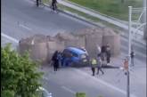 В Киеве автомобиль врезался в бетонные блоки: есть погибшие (видео)