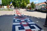 В Херсонской области отметили День вышиванки: жители рисовали граффити и клеили плакаты