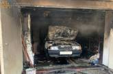 В Николаеве горел гараж с машиной внутри