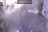Прилет снаряда во двор в Николаеве сняла камера уличного наблюдения: погиб мужчина