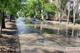 В Николаеве порыв водопровода – потоки воды заливают улицы (видео)