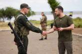 Зеленский посетил на Николаевщине передовые позиции украинских войск и наградил защитников